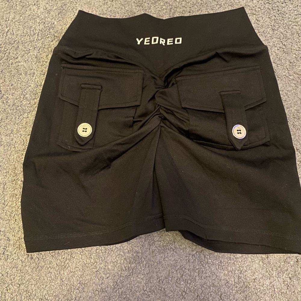 Yeoreo Black Women's Cargo Shorts with Button-Flap Pockets